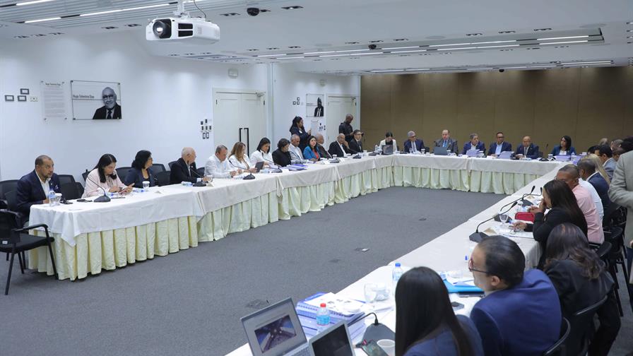 Hacienda defiende el presupuesto de 2026 ante comisión de legisladores Hacienda defiende el presupuesto de 2026 ante comisión de legisladores